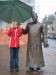 Katharina mit Statue von Don Camillo in Brescello