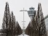 Baumreihe und Tower am Flughafen München