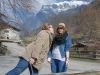 Katharina und Melanie am Dorfbrunnen im Heididorf