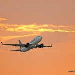 Flugzeug startet in den Abendhimmel / Flughafen München