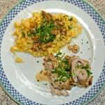 Tellerbild gefülltes Schweinefilet auf Zedernplanke mit Spätzle und Pfifferling - Rahmsoße