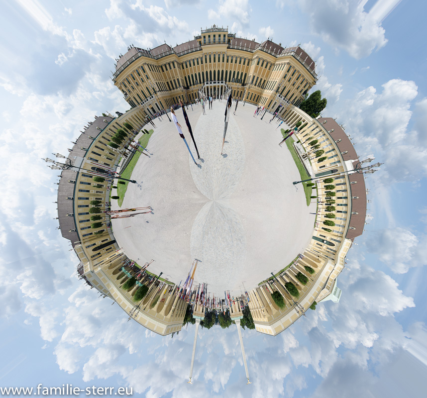 Schloss Schönbrunn Wien - Schlosshof - Little Planet