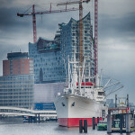Elbphilharmonie Hamburg von den Landungsbrücken aus