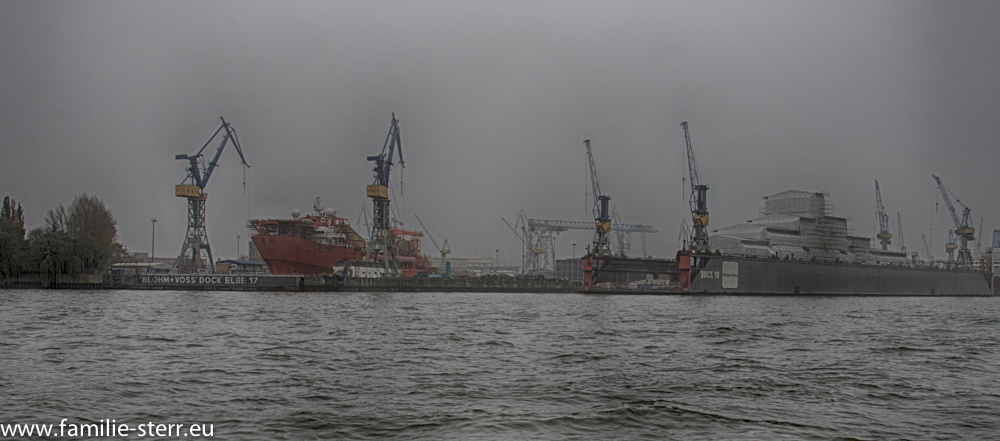 Hamburg / Blohm + Voss Dock von den Landungsbrücken aus