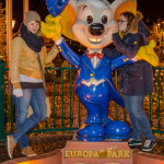 Katharina und Melanie bei der Europamaus am Eingang zum Europapark