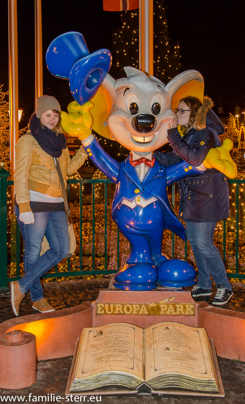 Katharina und Melanie bei der Europamaus am Eingang zum Europapark