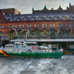 Zollschiff "Oldenburg" im gefrorenen Zollkanal vor dem Zollmuseum Hamburg