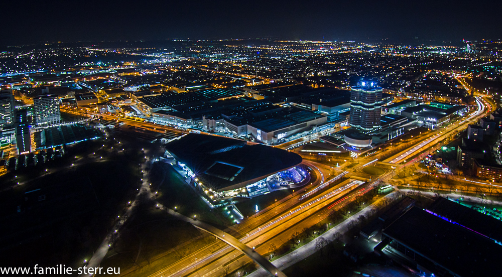 BMW - Gelände und München Nord-Ost bei Nacht vom Olympiaturm aus