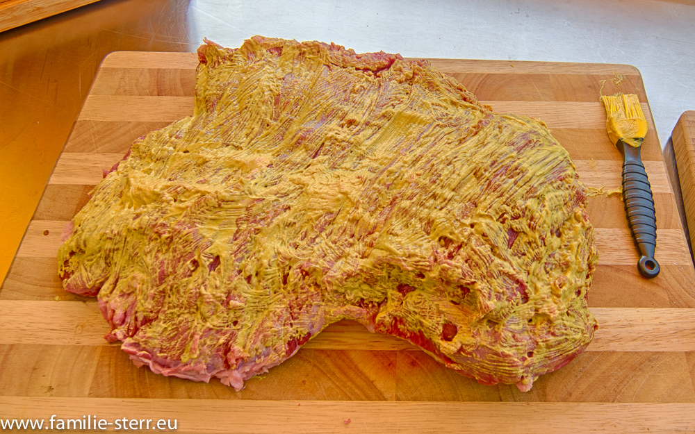 Beef Brisket aus dem WSM - Rinderbrust mit Senf eingerieben