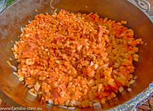 Zwiebeln, Speck und Tomatenmark im Dutch Oven