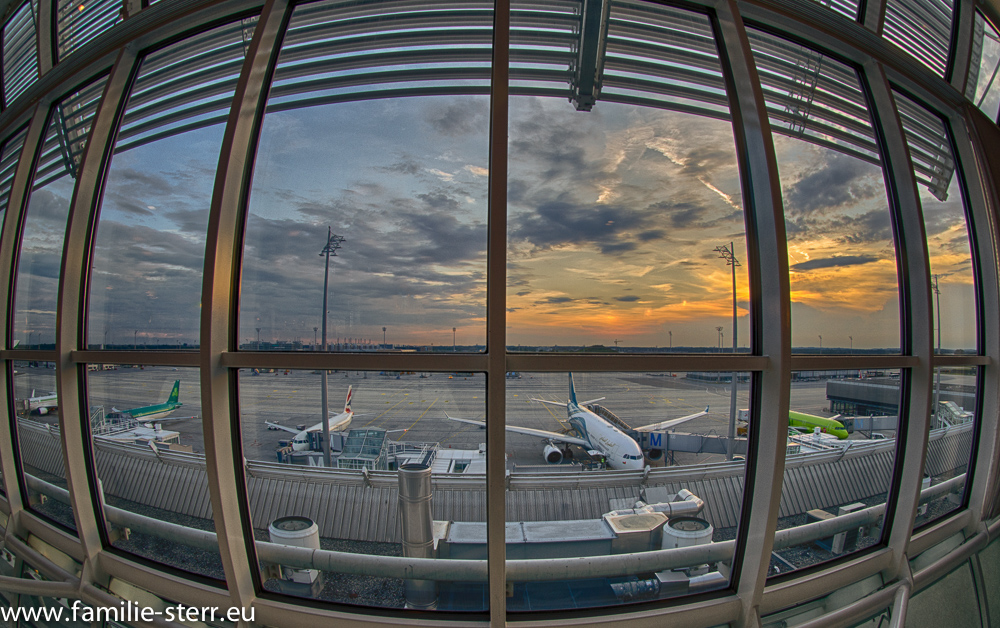 Flughafen München - Sonnenuntergang über dem Vorfeld West Am Terminal 1