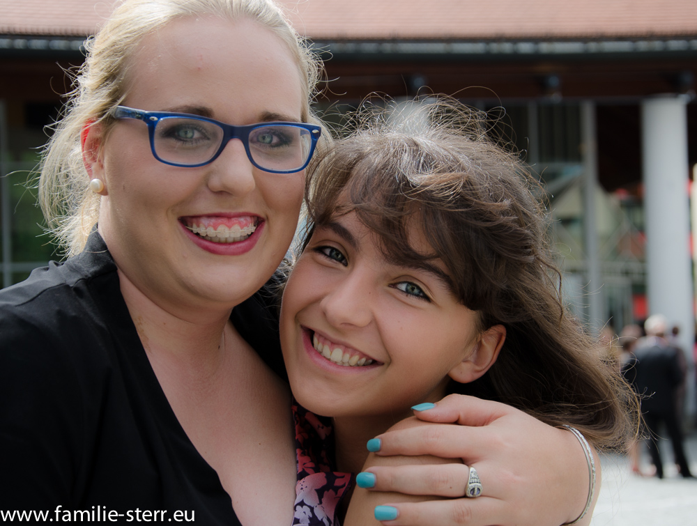 Katharina und Shirin bei der Abschlussfeier 2014