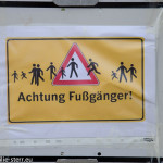 Schild "Achtung Fußgänger"