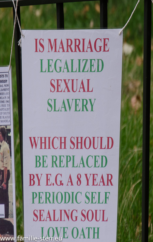 Schild "Marriage is Slavery"