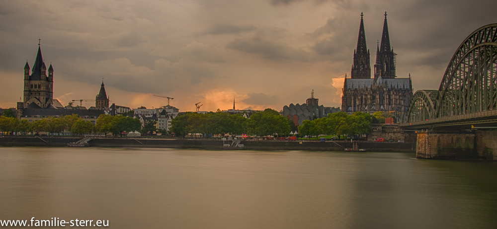 Köln - Altstadt mit Dom am späten Nachmittag