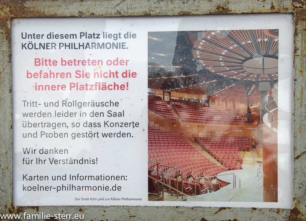 Warnschild an der Kölner Philharmonie