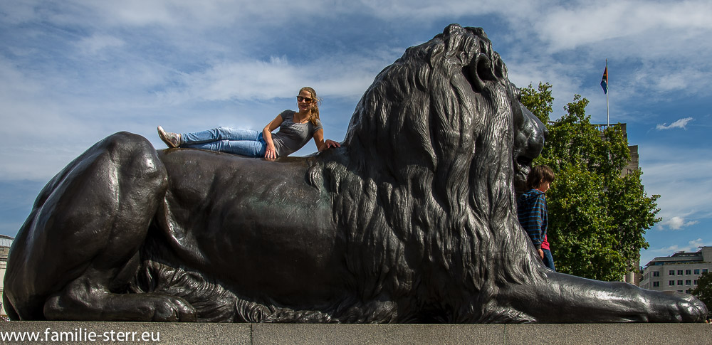 Isabella auf dem Löwen am  Trafalgar Square