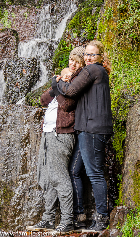 Melanie und Katharina an der Cascade du Nileck im Elsass