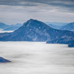 Gipfel ragt aus dem Nebel