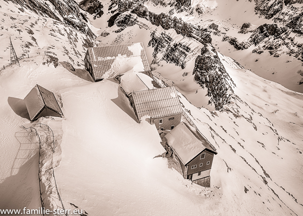 verschneite Häuser auf dem Gipfel des Säntis