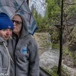 Katharina und Melanie vor einem Wasserfall in der Rappenlochschlucht