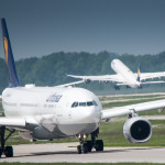 ein A 330 und ein A340 der Lufthansa an der Startbahn am Flughafen München