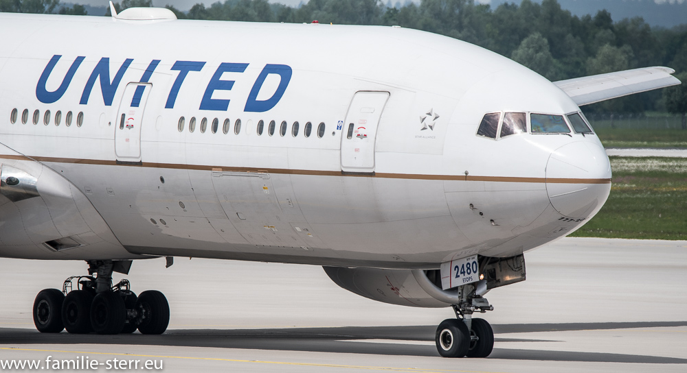 Boeing 777 der United Airlines auf dem Weg zum Start  am Flughafen München