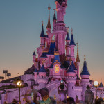 Disneyschloss in abendlicher Beleuchtung / Disneyland Paris