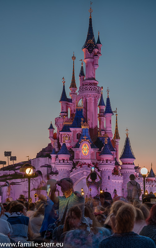 Disneyschloss in abendlicher Beleuchtung / Disneyland Paris