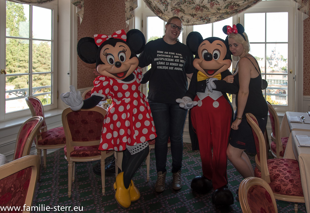 Mickey, Minnie, Katharina und Melanie in der CastleClub - Lounge / Disneyland Paris