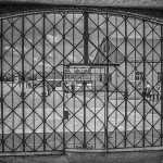 Tor am KZ Dachau mit der Inschrift "Arbeit macht frei"