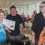 Vicky und John werden von Katharina am Flughafen München in Empfang genommen