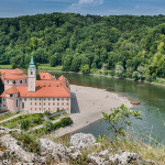 Blick auf das Kloster Weltenburg vom Felsen am gegenüberliegenden Donauufer aus