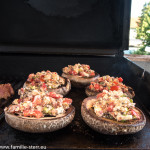 Mit Feta und Tomaten gefüllte Portobello - Pilze