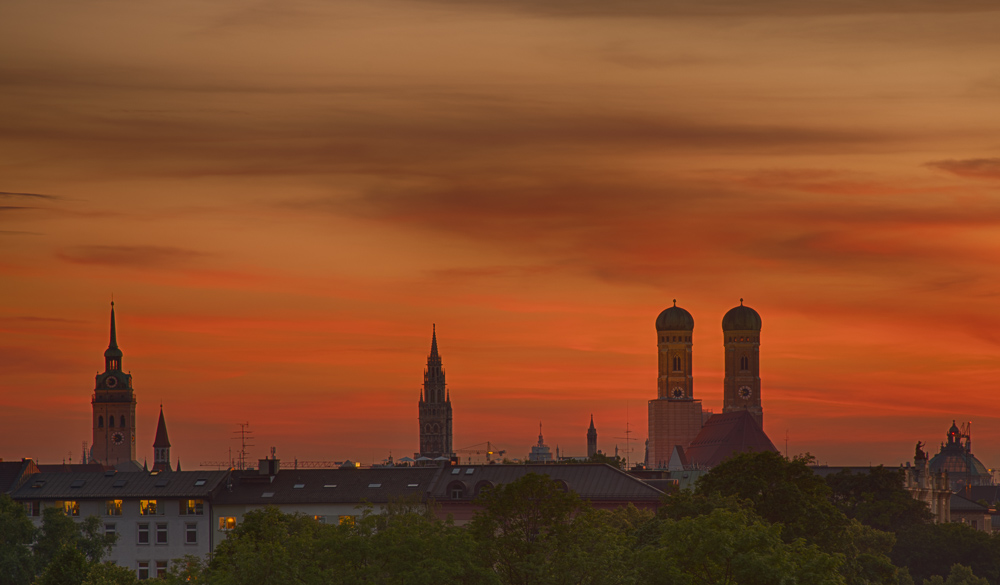 Sonnenuntergang über der Skyline von München