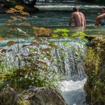 2 Badende im Eisbach vor der Wasserstufe (Englischer Garten München)