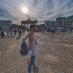 Melanie vor dem Brandenburger Tor in Berlin