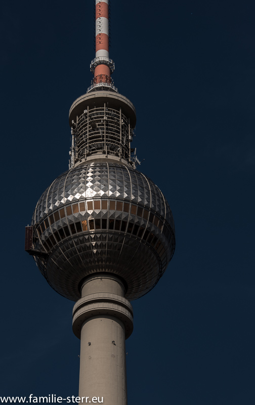 Lichtkreuz am Fernsehturm in Berlin - die "Rache des Papstes"