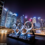 Blick auf die nächtliche Downtown von Singapur von der Marina Bay aus