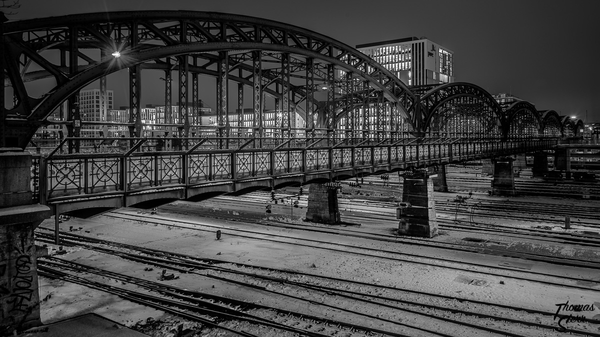 Hackerbrücke in München mit Blickrichtung PWC (schwarz/weiß)