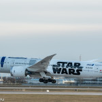 Boeing 787-900 der ANA in Sonderbemalung "Star Wars" (JA-873A) bei der Landung in München