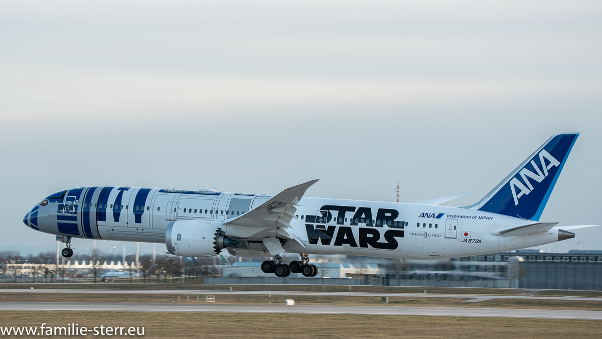 Boeing 787-900 der ANA in Sonderbemalung "Star Wars" (JA-873A) bei der Landung in München