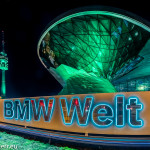 Die BMW Welt und der Olympiaturm grün beleuchtet zum St. Patrick's Day