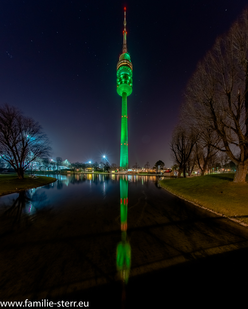 Olympiaturm grün beleuchtet zum St. Patrick's Day