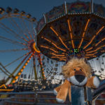 Leopold vor dem Kettenkarussell und dem Riesenrad auf dem Frühlingsfest in München