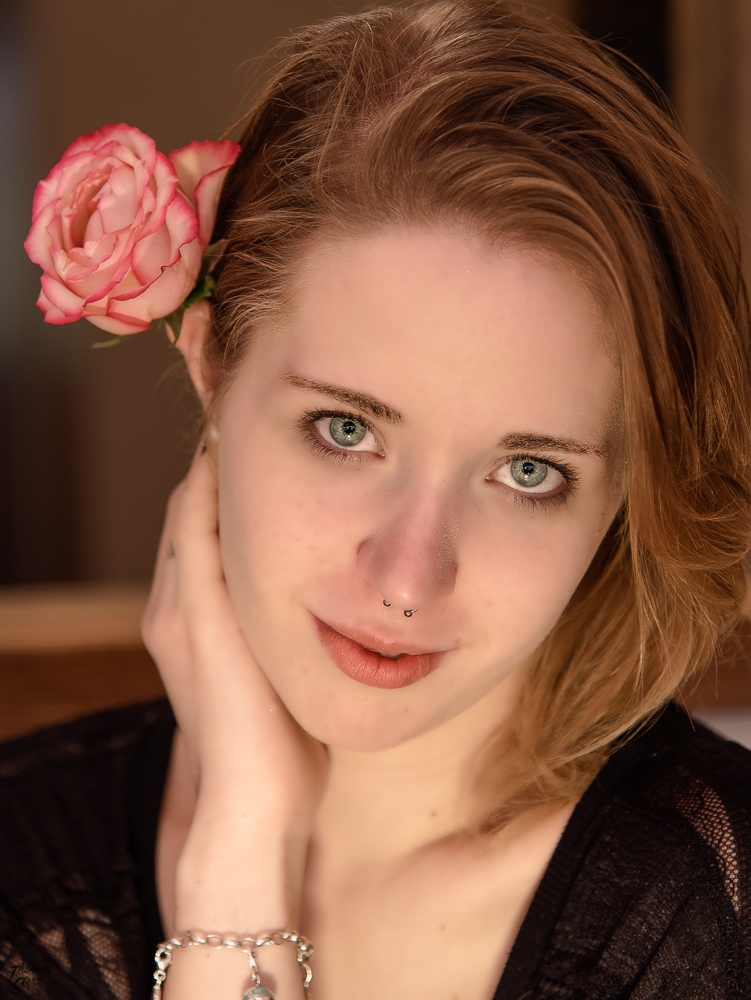 Porträt von Melanie mit einer Rose im Haar