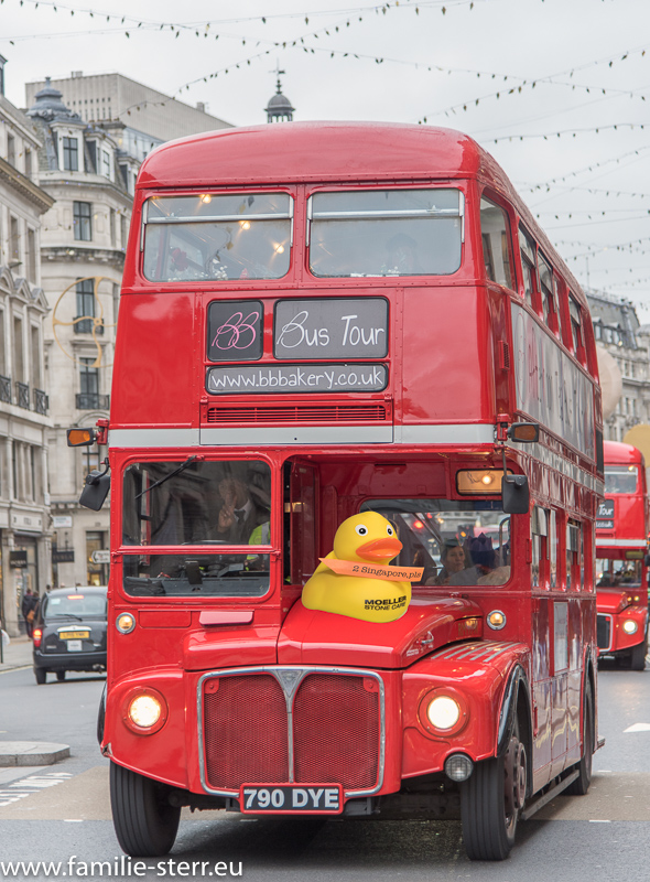 Renate auf dem roten Routenaster Doppeldecker-Bus in London