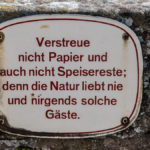 Schild "Verstreue nicht Papier und auch nicht Speisereste, denn die Natur liebt nie und nirgends solche Gäste"
