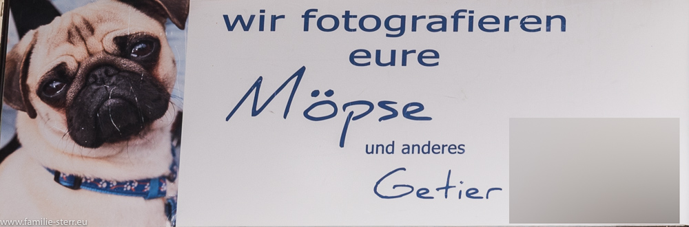 Schild: "Wir fotografieren Eure Möpse"