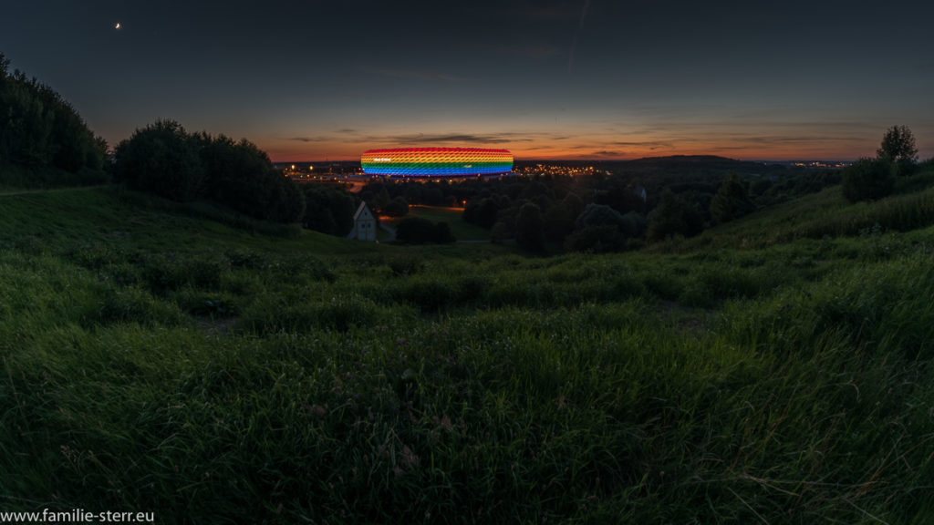 Allianz Arena München in Regenbogenfarben beleuchtet